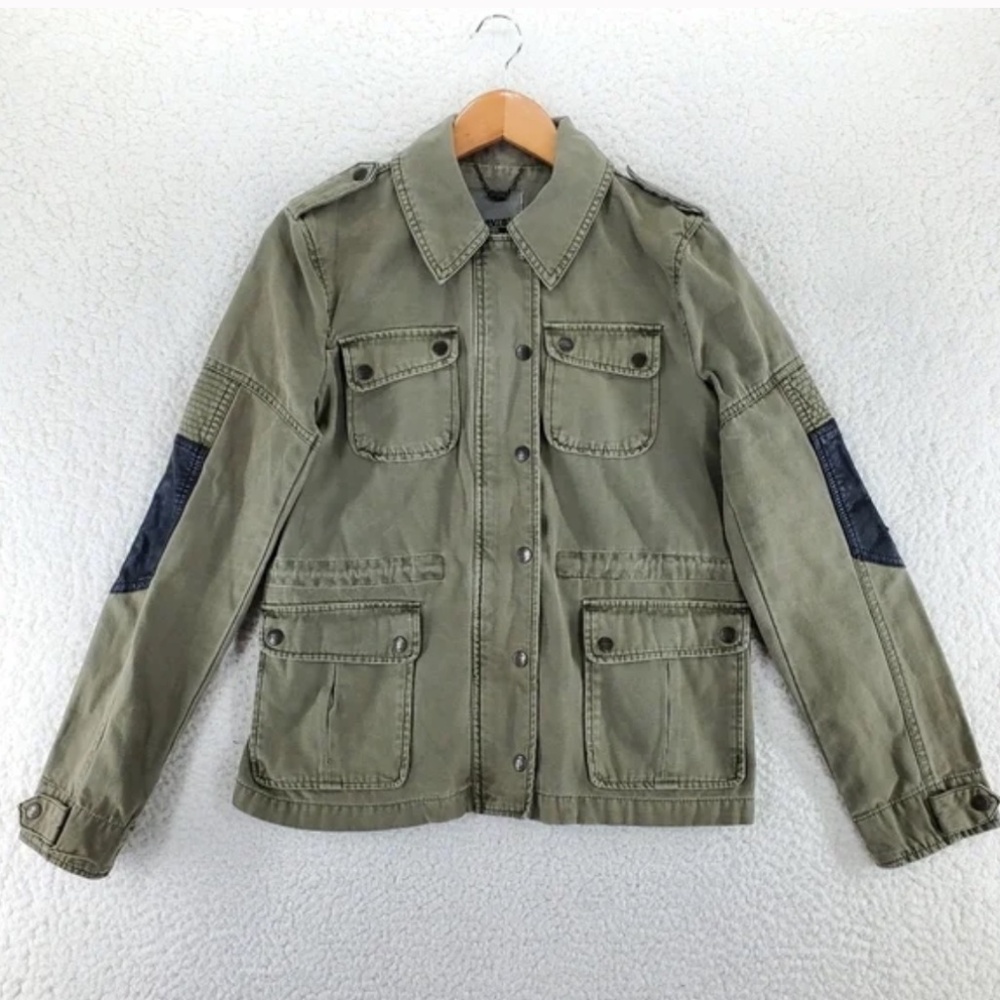 Cool girl Vibes! Levi’s W Cargo Utility Jkt Elbow Patch Detail, Olive Green